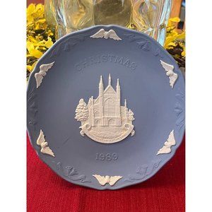 Wedgwood Jasperware 1989 Christmas Plate; Winchester Cathedral Collectable